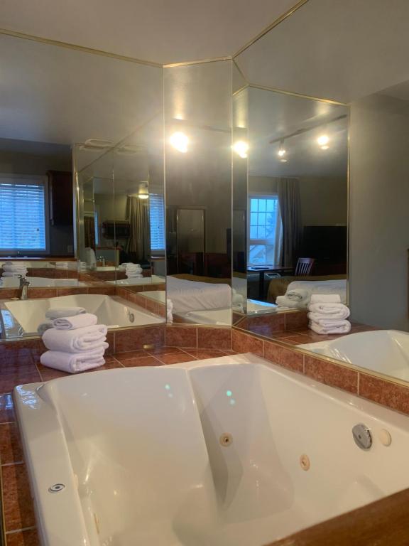 Un baño de Hotel and Suites Les Laurentides
