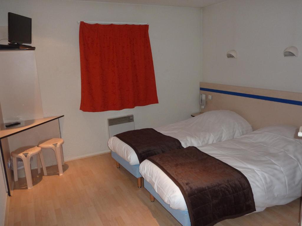 Postel nebo postele na pokoji v ubytování Lac'Hotel France