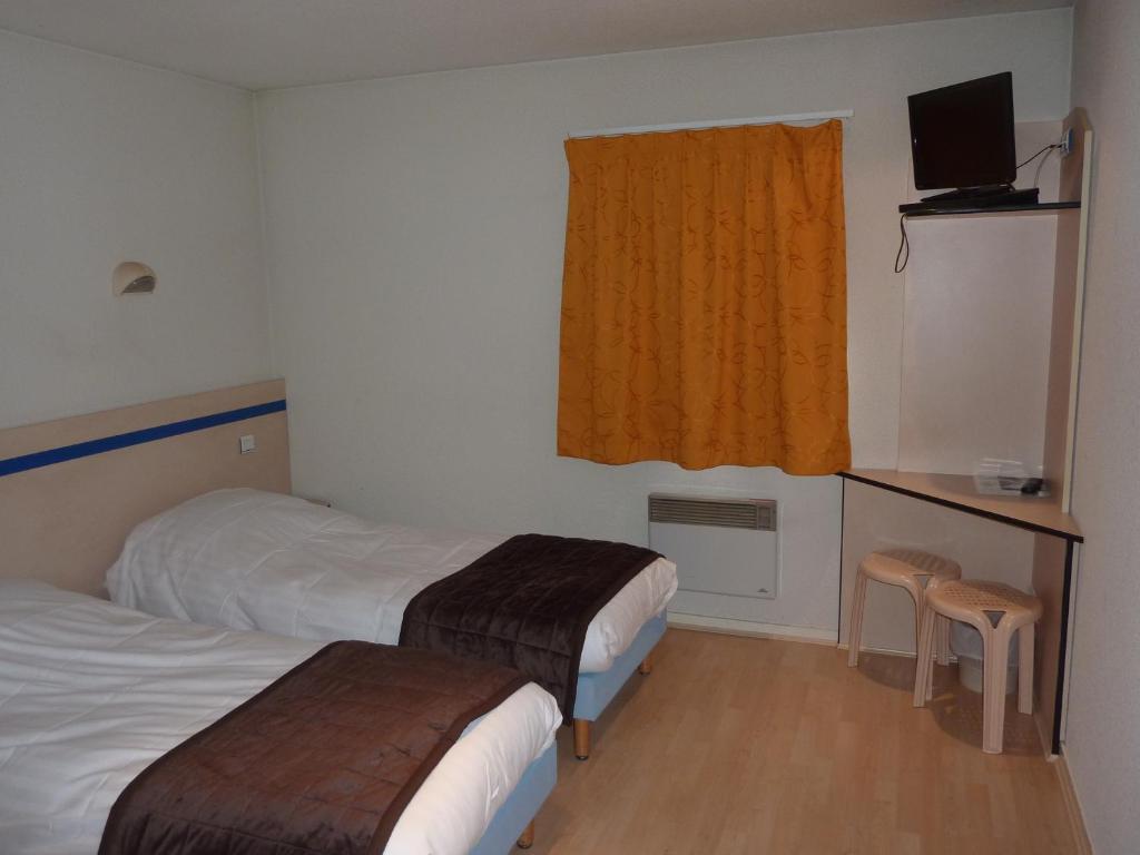 Postel nebo postele na pokoji v ubytování Lac'Hotel France