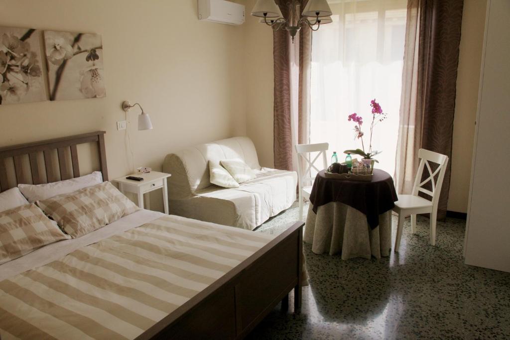een slaapkamer met een bed, een stoel en een raam bij La Casa In Prati in Rome