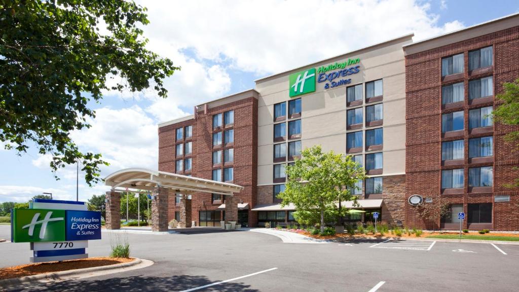 Holiday Inn Express & Suites Bloomington West, an IHG Hotel - Housity