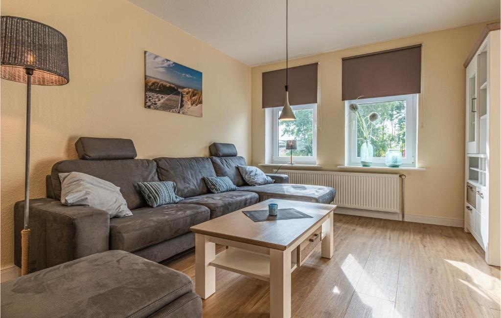 Posezení v ubytování 3 Bedroom Beautiful Home In Ockholm
