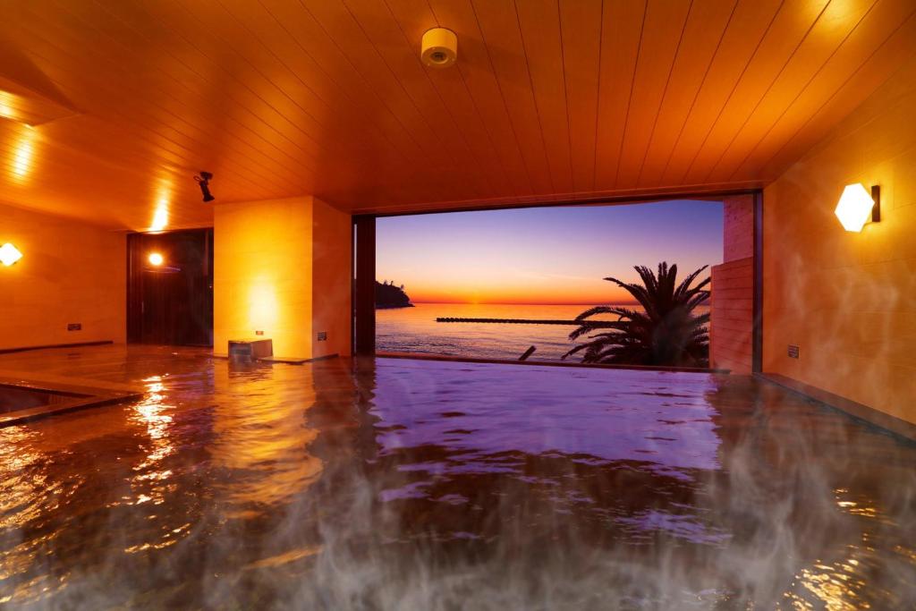 Bazén v ubytování Ooedo Onsen Monogatari Toi Marine Hotel nebo v jeho okolí