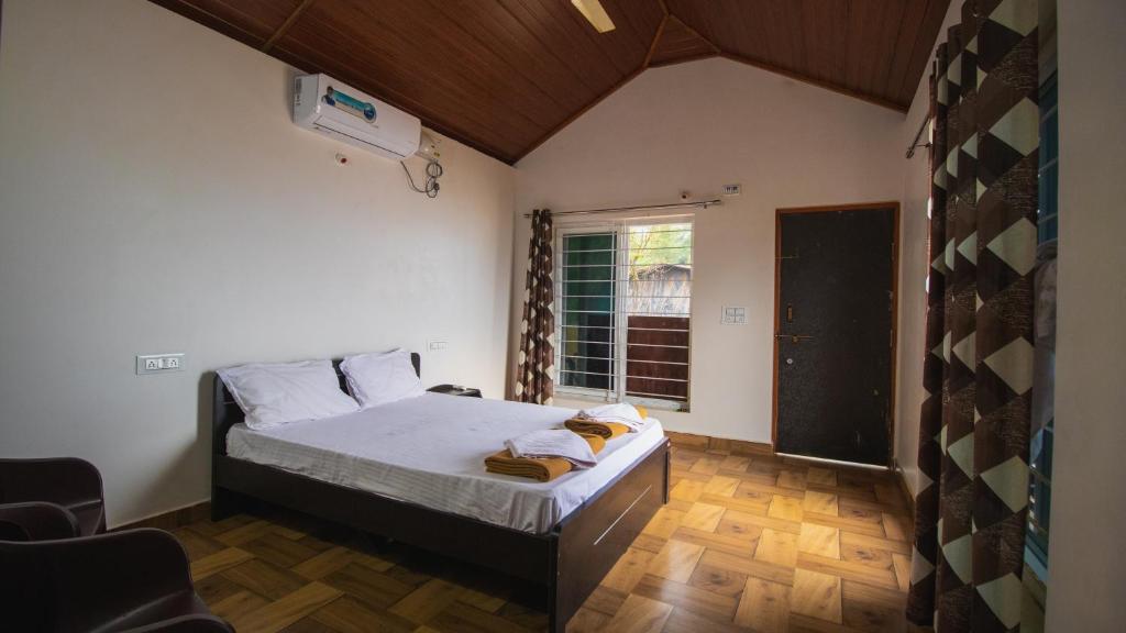 Postel nebo postele na pokoji v ubytování Trippr Gokarna - Beach Hostel