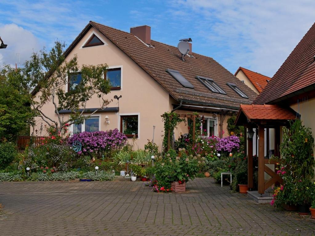 uma casa com flores em frente em Ferienwohnung Heidi em Merkendorf
