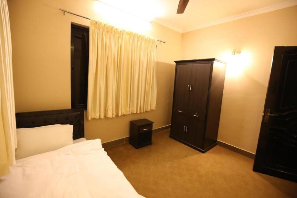 Postel nebo postele na pokoji v ubytování Rinchen Hotel