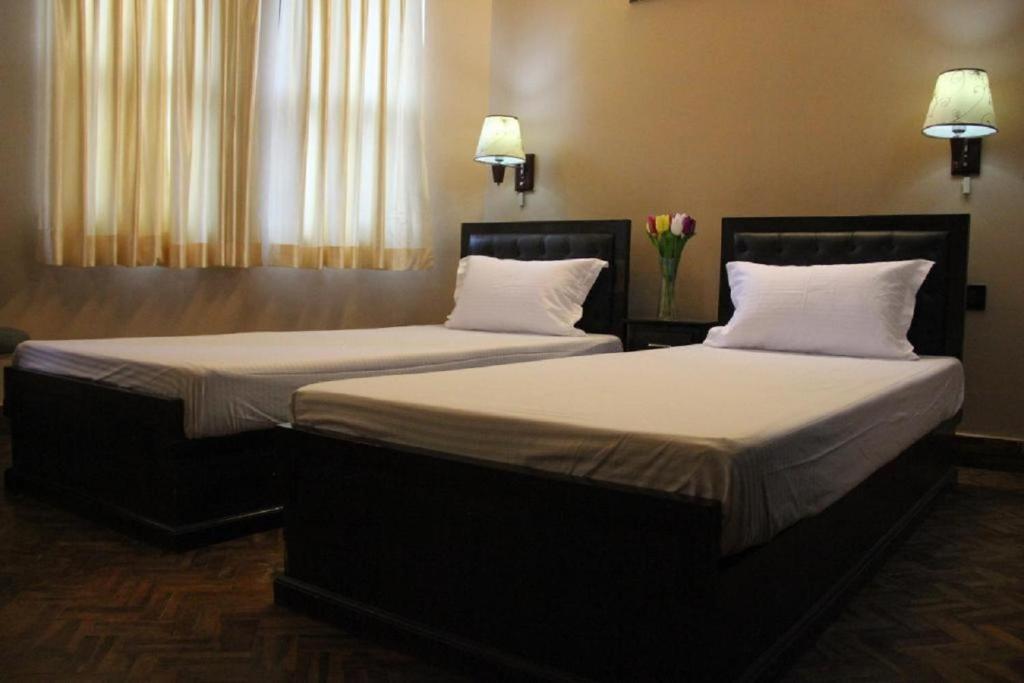 Postel nebo postele na pokoji v ubytování Rinchen Hotel