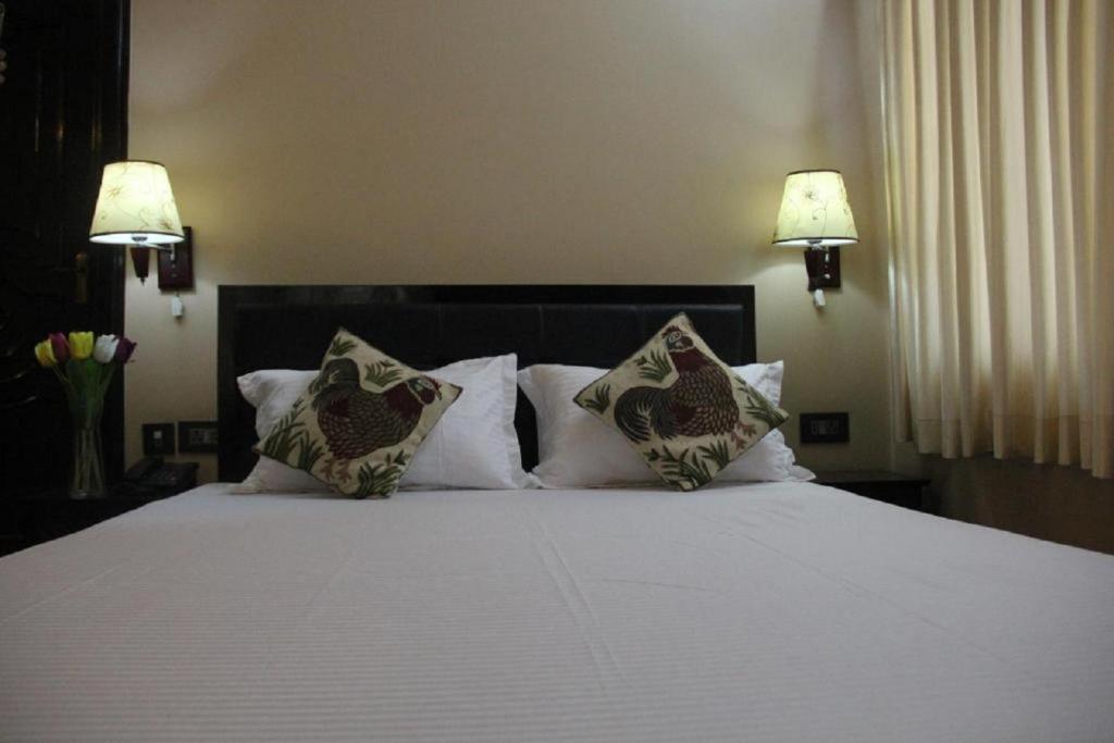 Postel nebo postele na pokoji v ubytování Rinchen Hotel