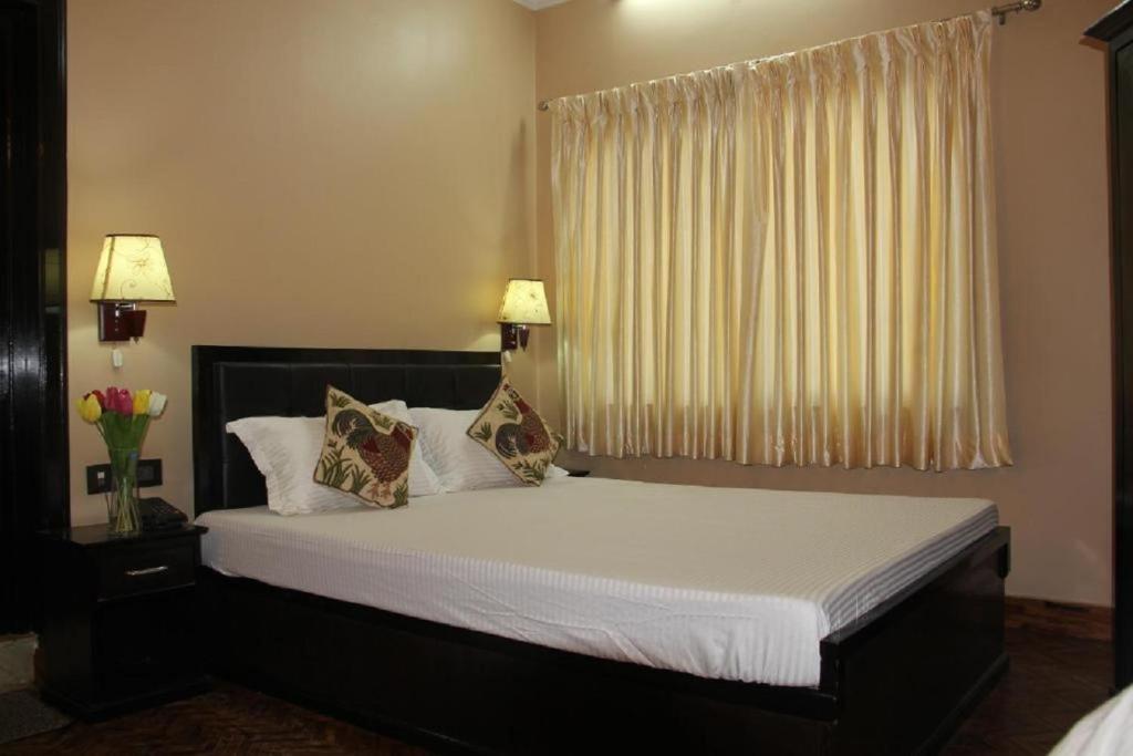 Un pat sau paturi într-o cameră la Rinchen Hotel