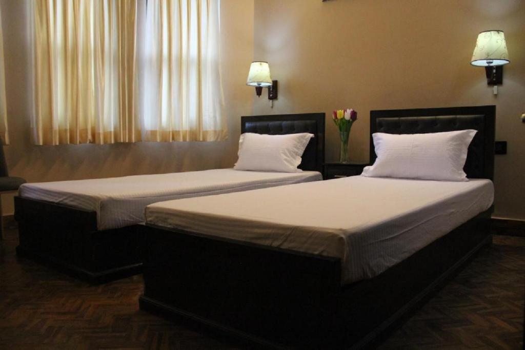 Postel nebo postele na pokoji v ubytování Rinchen Hotel