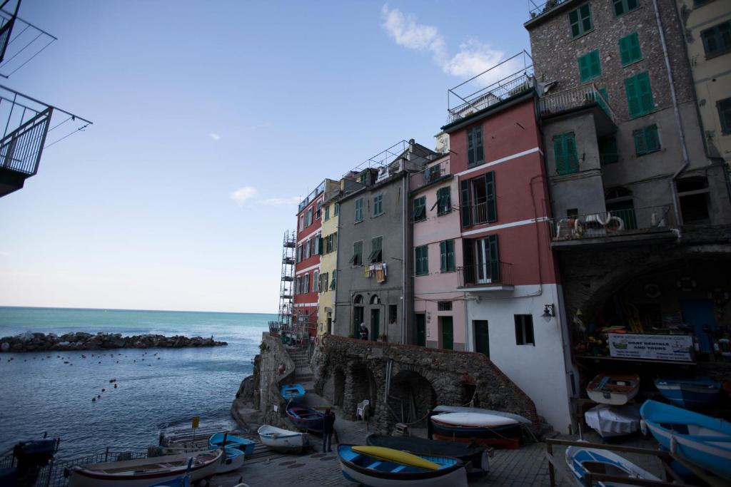 um grupo de edifícios junto à água com barcos em Allo Scalo Dei Mille em Riomaggiore