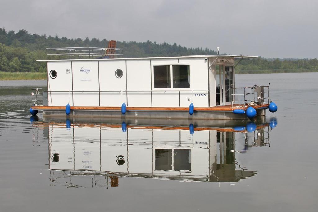 Kuhnle-Tours Hafendorf Müritz - Boat - Febomobil 1180