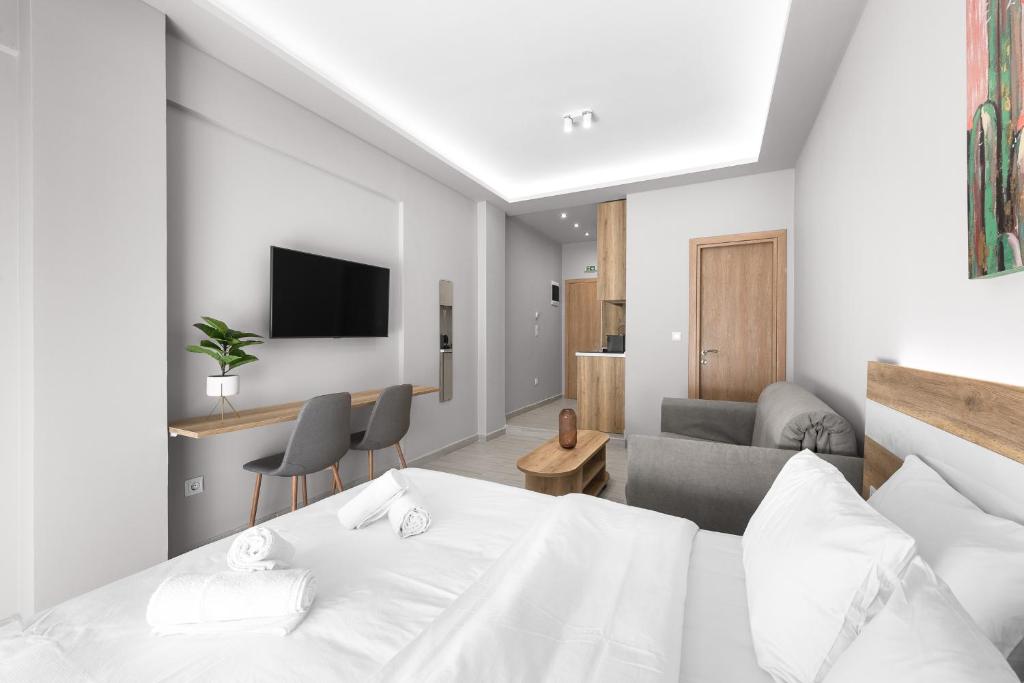 sypialnia z łóżkiem i salonem w obiekcie Lausanne, Nilie Hospitality MGMT w Salonikach