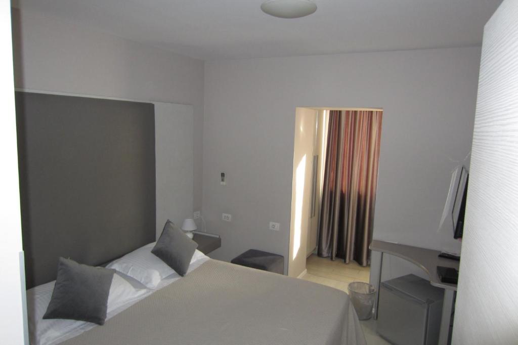 Postel nebo postele na pokoji v ubytování Freddy's Hotel