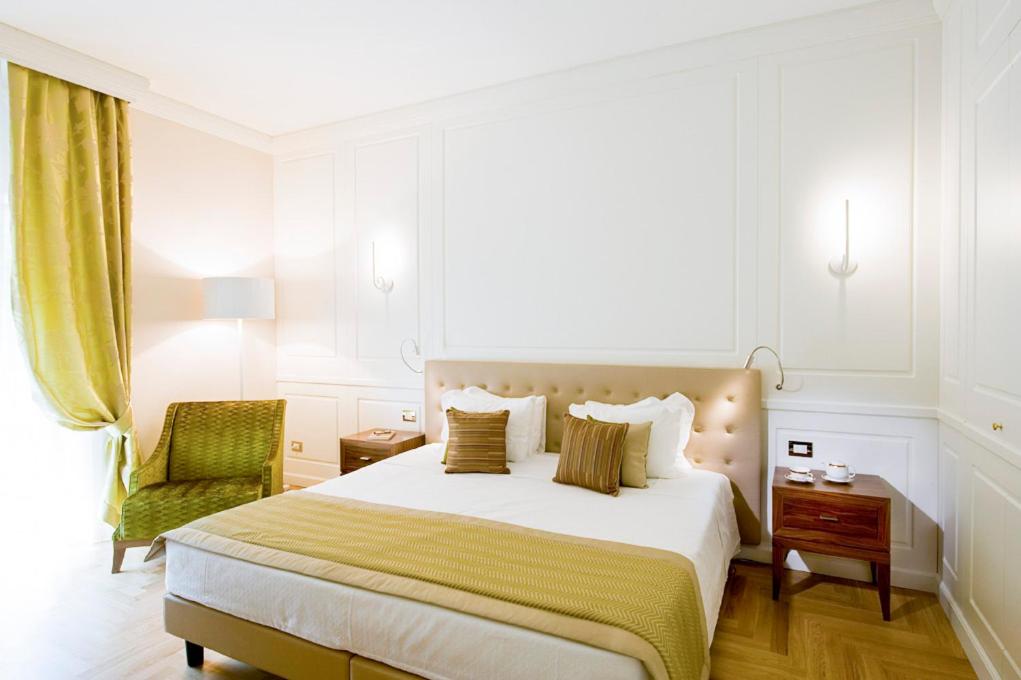 Een bed of bedden in een kamer bij Grand Hotel Terme Sirmione