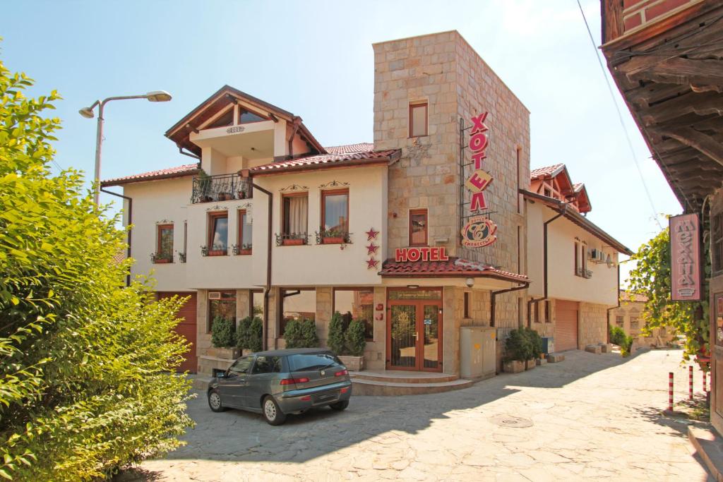une voiture garée devant un bâtiment dans l'établissement Family Hotel Silvestar, à Veliko Tarnovo