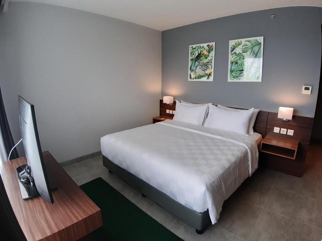 Postel nebo postele na pokoji v ubytování Swiss-Belinn Bogor