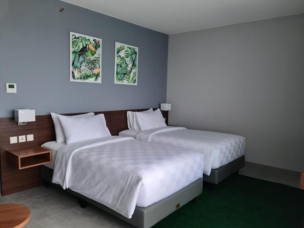 Postel nebo postele na pokoji v ubytování Swiss-Belinn Bogor