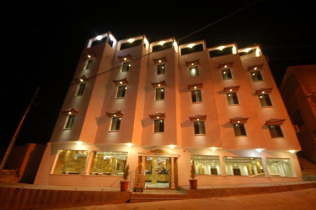 een groot gebouw met 's nachts verlichting bij Sharah Mountains Hotel in Wadi Musa