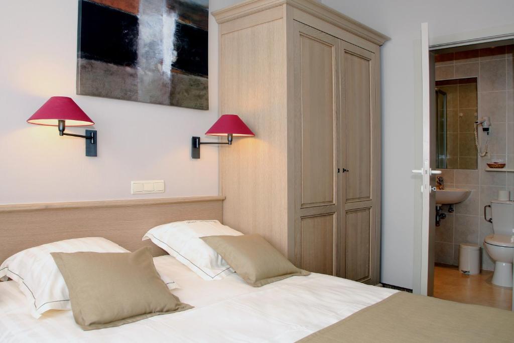 Postel nebo postele na pokoji v ubytování Ambassador Hotel