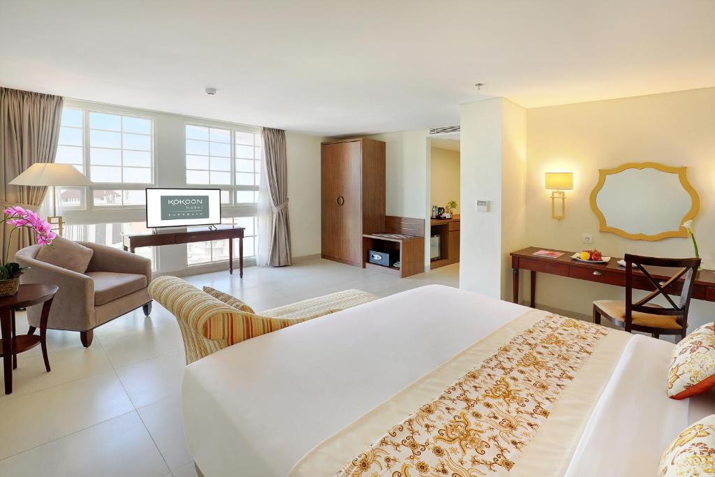 Postel nebo postele na pokoji v ubytování Kokoon Hotel Surabaya