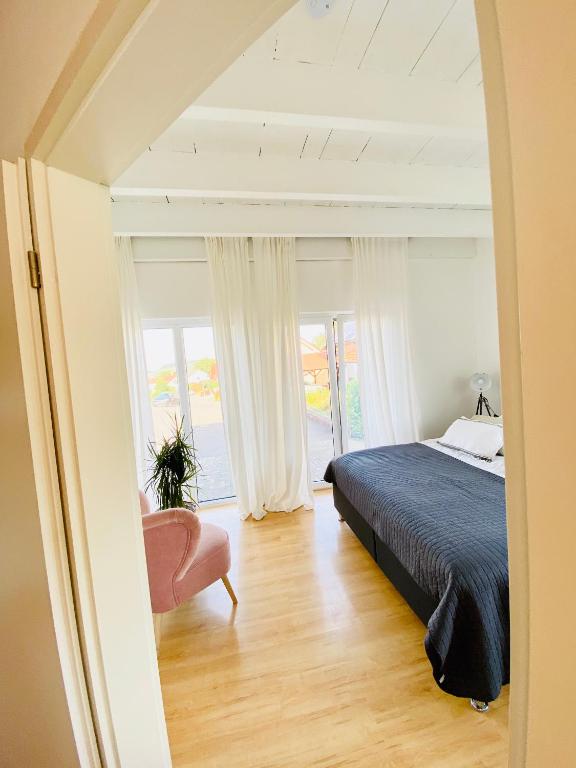 Postel nebo postele na pokoji v ubytování Ferienhaus No. 4