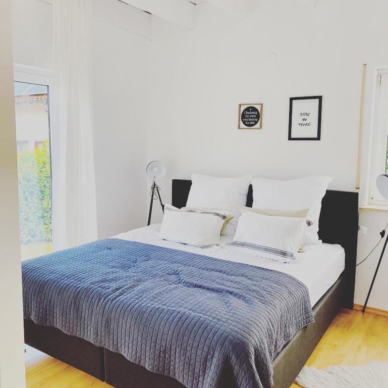 Postel nebo postele na pokoji v ubytování Ferienhaus No. 4