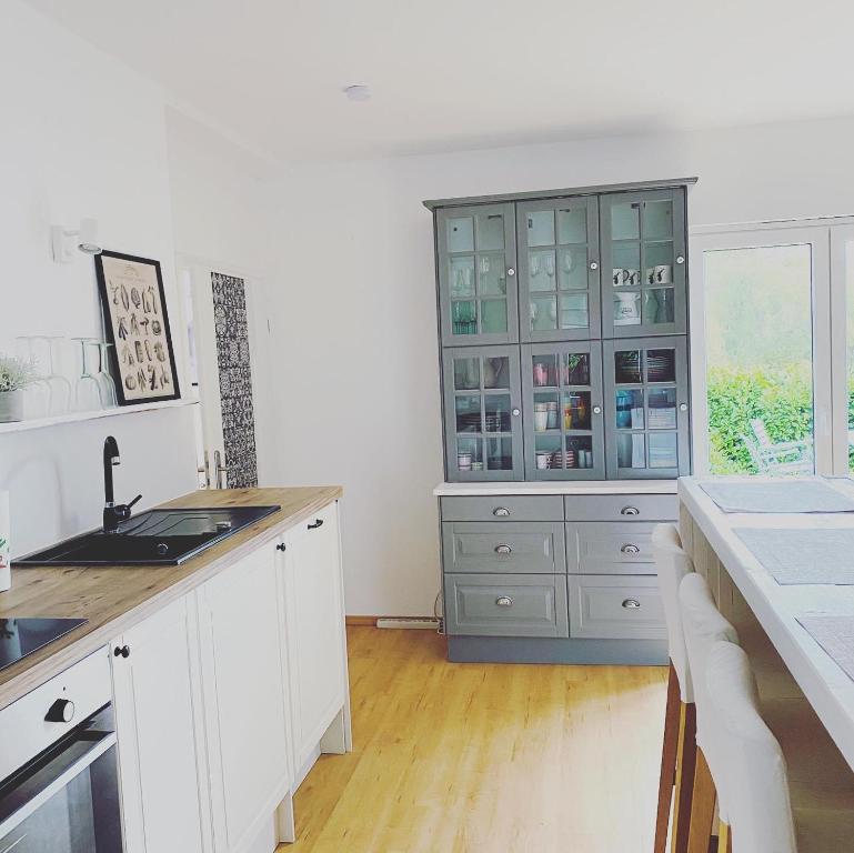 Kuchyň nebo kuchyňský kout v ubytování Ferienhaus No. 4
