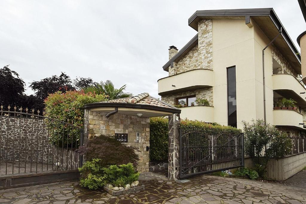 a house with a gate and a fence at ILLUVIA affitto camere in Cornaredo