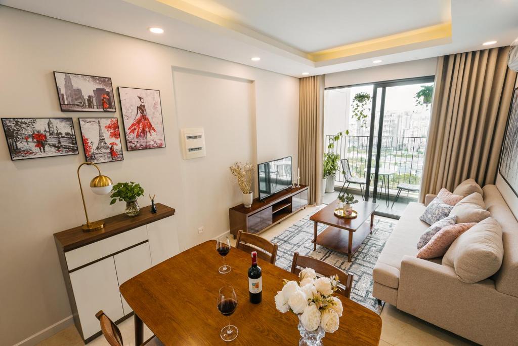 un salon avec un canapé et une table dans l'établissement Troy House - Vinhomes Dcapitale - Cau Giay, à Hanoï