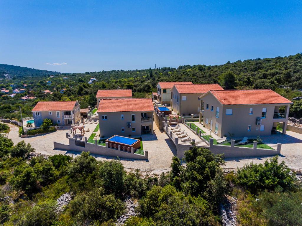 een luchtfoto van een rij huizen bij OLEA Resort in Veliki Drvenik