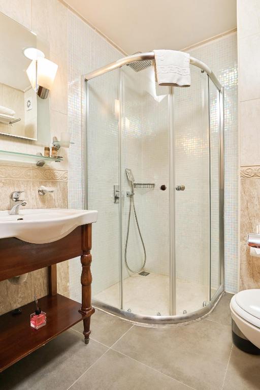 A bathroom at Best Western Empire Palace Hotel & Spa
