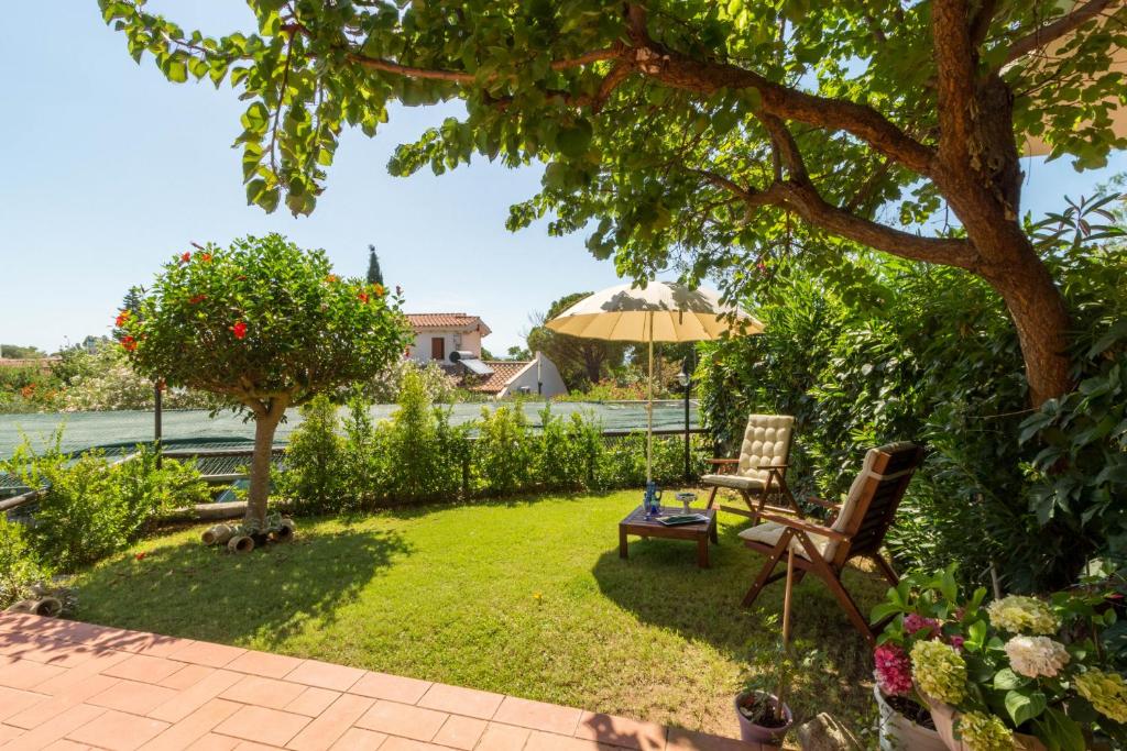Ogród w obiekcie Casa Azzurra - Casa con giardino privato a Costa Rei a due passi dal mare