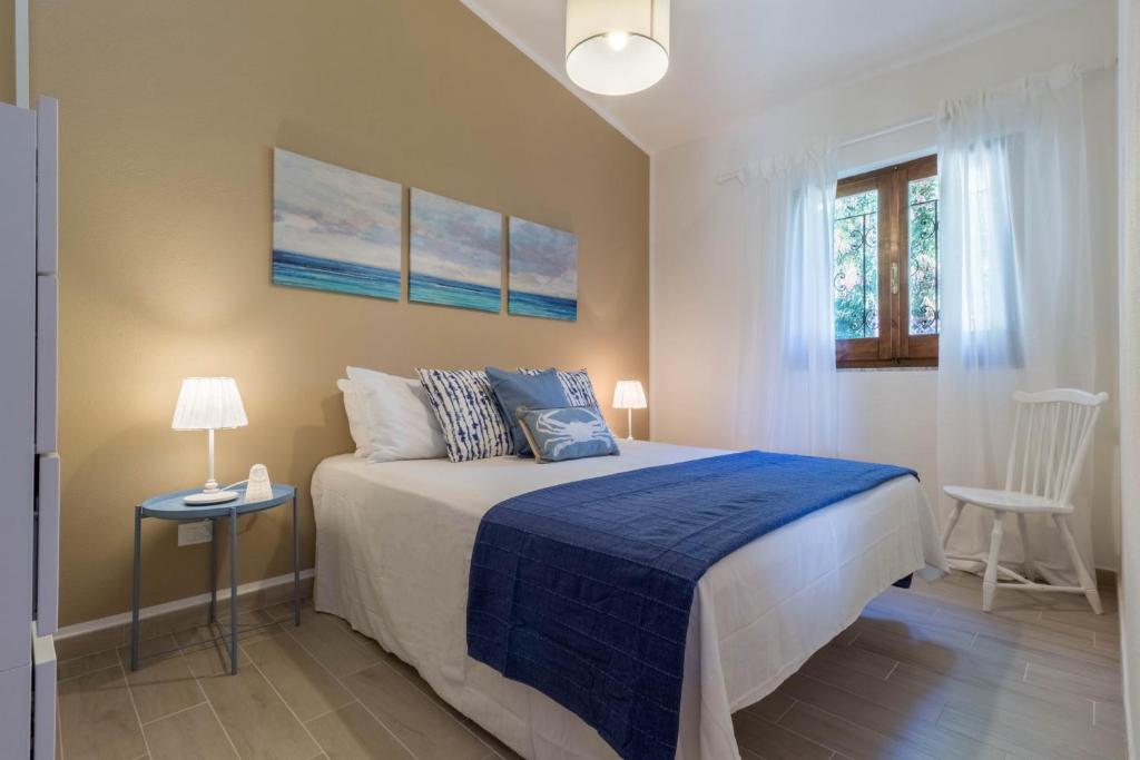 Łóżko lub łóżka w pokoju w obiekcie Casa Azzurra - Casa con giardino privato a Costa Rei a due passi dal mare