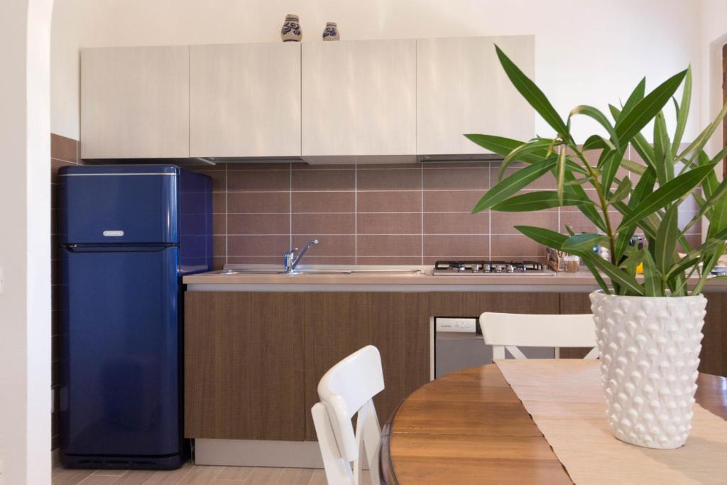 Kuchnia lub aneks kuchenny w obiekcie Casa Azzurra - Casa con giardino privato a Costa Rei a due passi dal mare