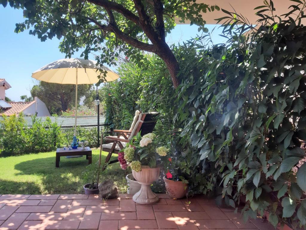 Ogród w obiekcie Casa Azzurra - Casa con giardino privato a Costa Rei a due passi dal mare