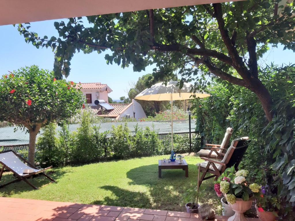 Ogród w obiekcie Casa Azzurra - Casa con giardino privato a Costa Rei a due passi dal mare