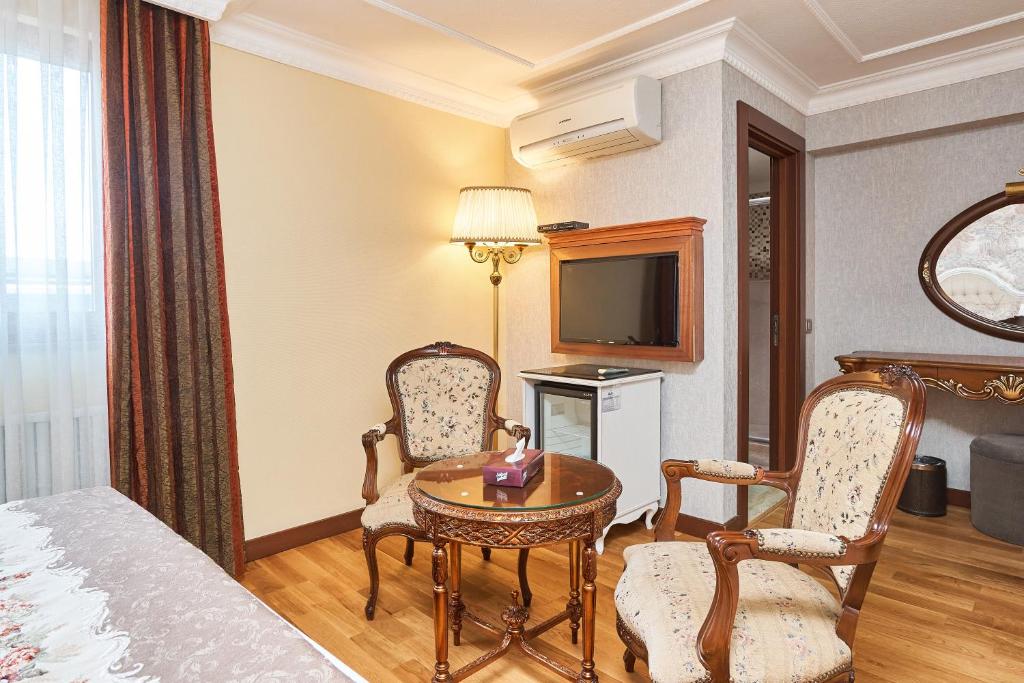 A television and/or entertainment centre at Best Western Empire Palace Hotel & Spa