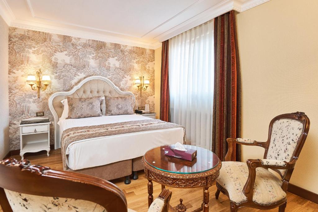 Un pat sau paturi într-o cameră la Best Western Empire Palace Hotel & Spa