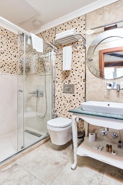 A bathroom at Best Western Empire Palace Hotel & Spa