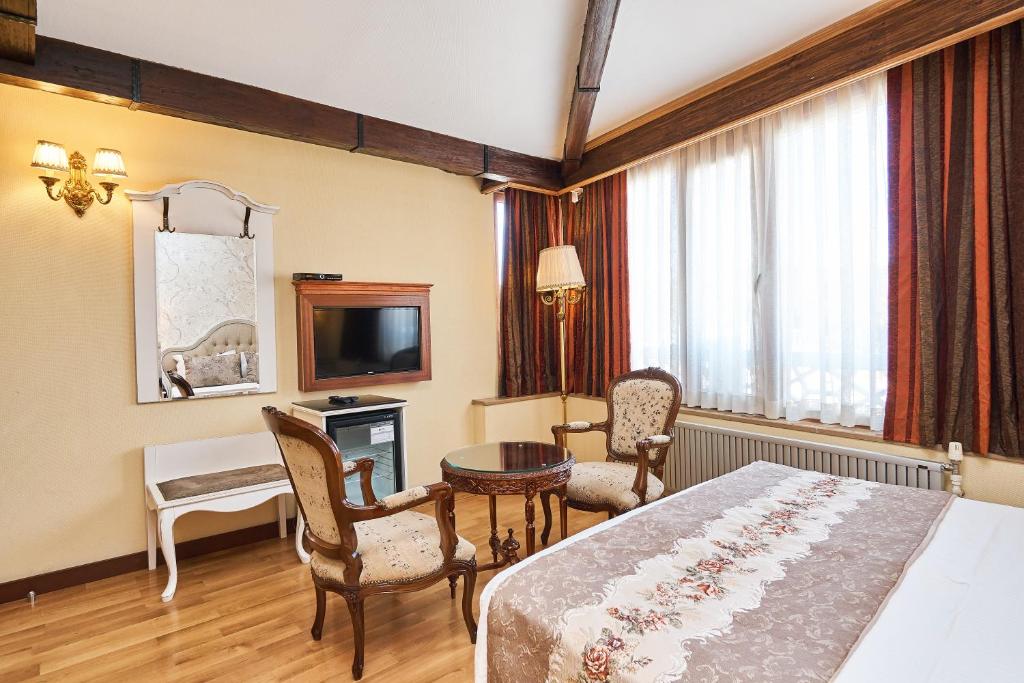 A television and/or entertainment centre at Best Western Empire Palace Hotel & Spa