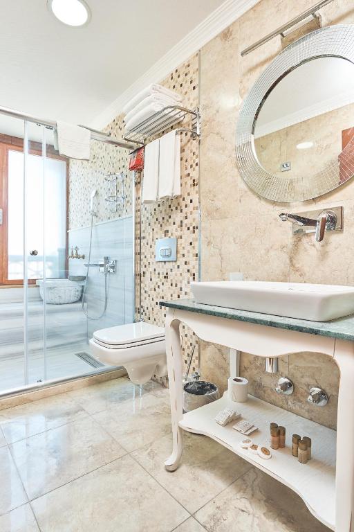 A bathroom at Best Western Empire Palace Hotel & Spa