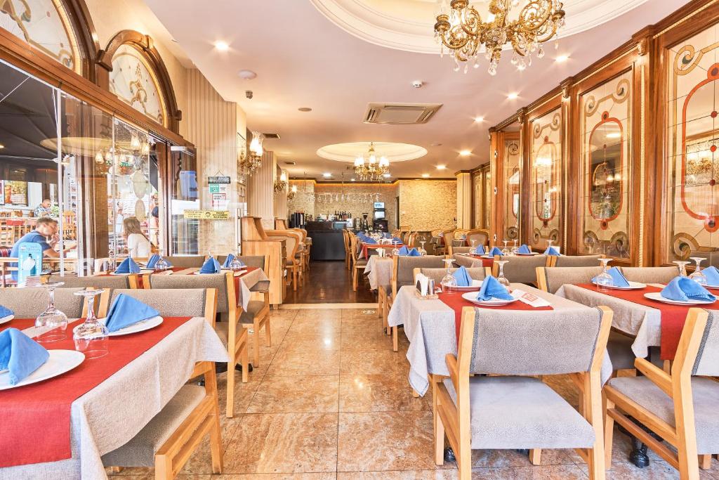 A restaurant or other place to eat at Best Western Empire Palace Hotel & Spa