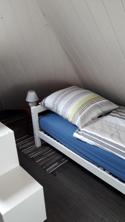 Un dormitorio con una cama en una tienda de campaña. en Ferienhaus Ronny, en Hinte