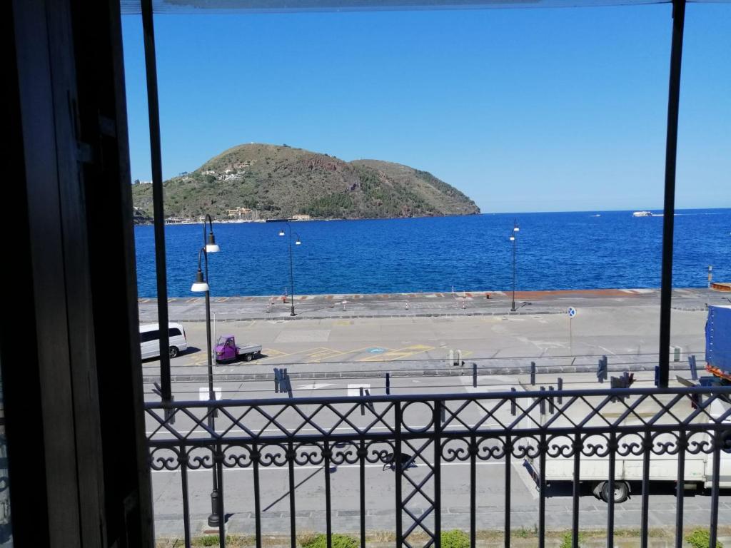 uma vista para o oceano a partir de uma varanda em Casa del Vento em Lipari
