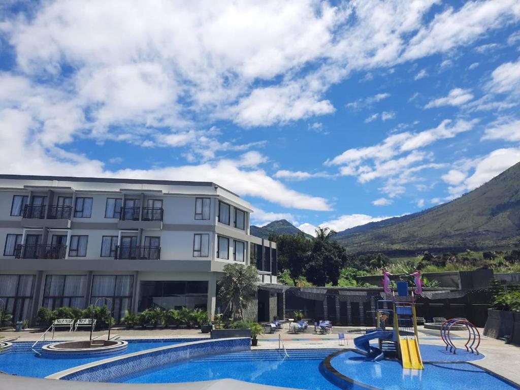 Bazén v ubytování Harmoni Hotel Garut nebo v jeho okolí