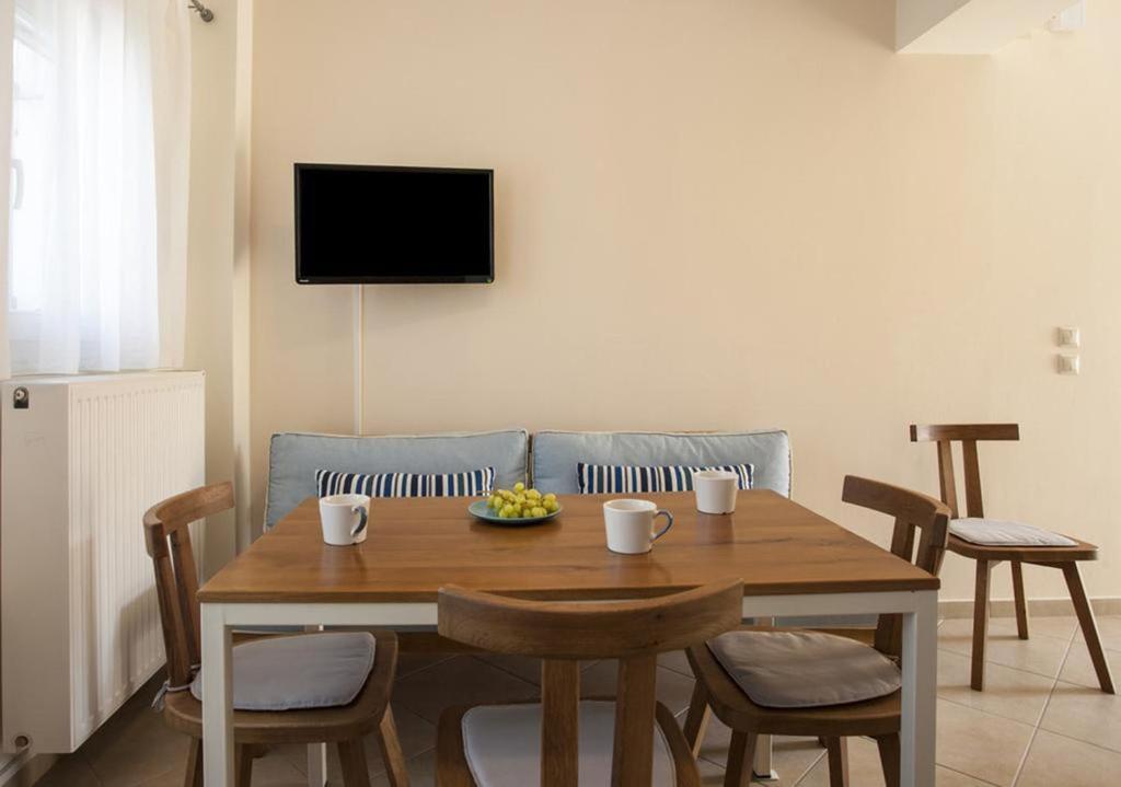 TV a/nebo společenská místnost v ubytování Santorini Med Homes - Sunday Apartment