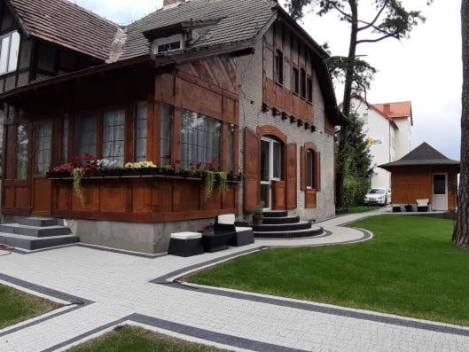una casa con portico fiorito in cortile di Pokój SERCE KRYNICY a Krynica Morska