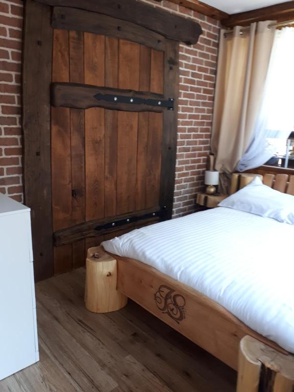 Postel nebo postele na pokoji v ubytování Pokój SERCE KRYNICY