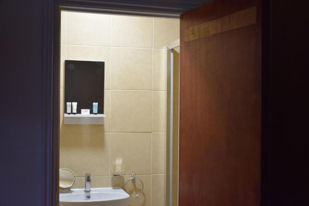 The Bell and Bottle - Double Room With Private Bathroom